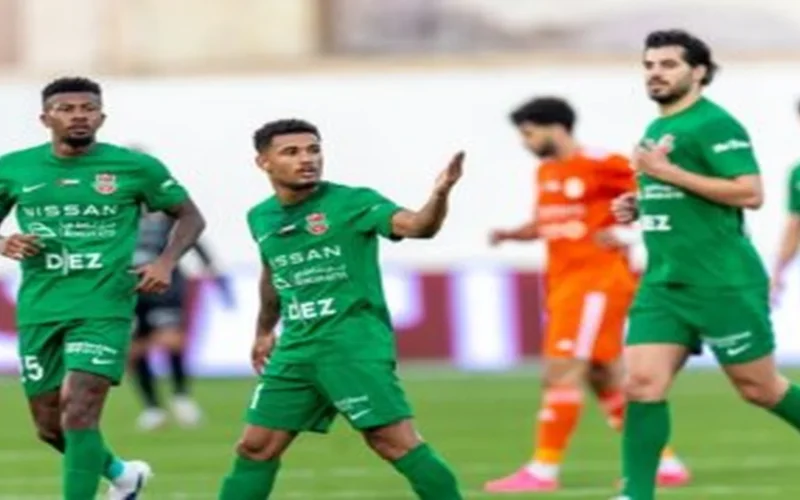 صراع الصدارة يشتعل.. شباب الأهلي يتمسك بالقمة والشارقة يقفز للمركز السابع